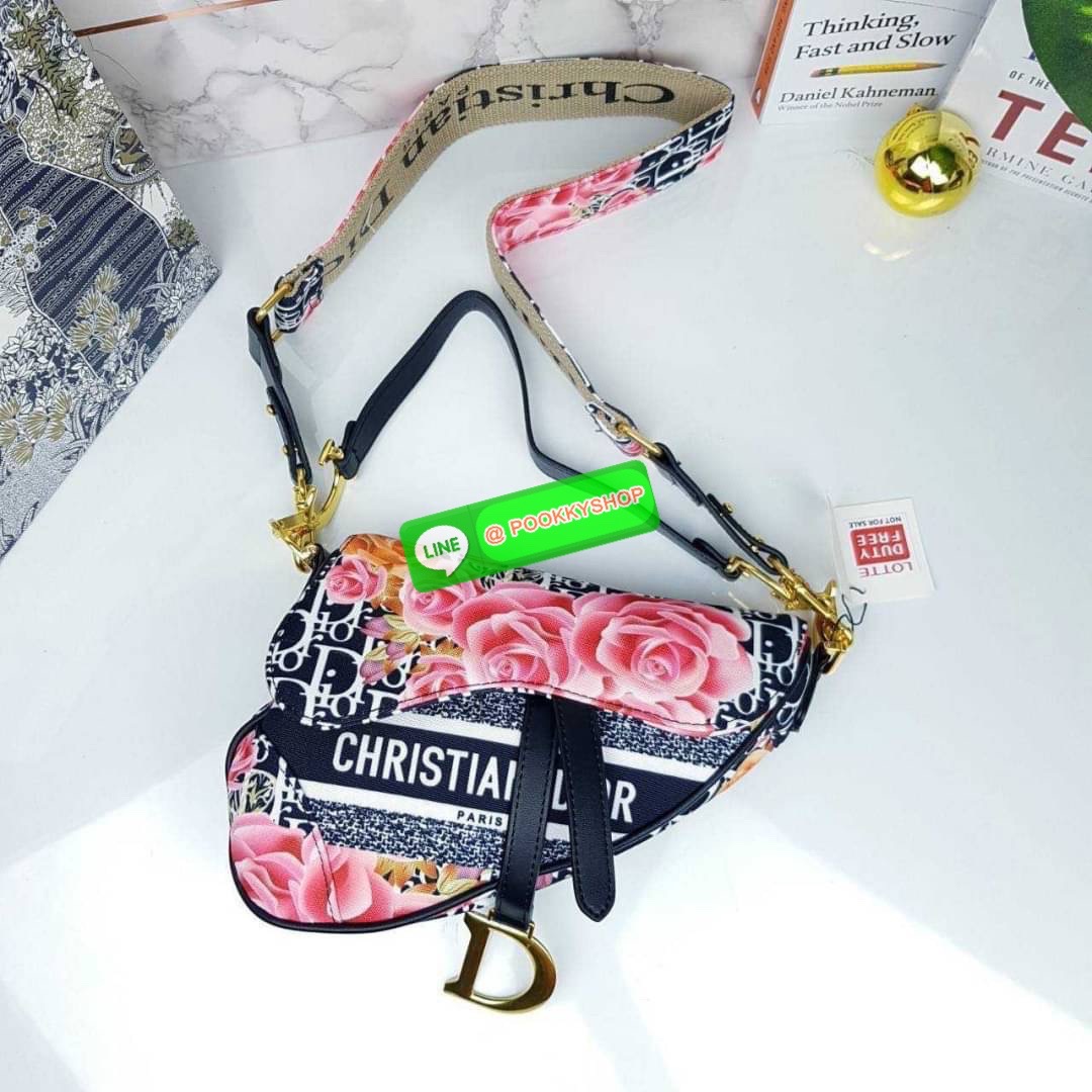 CHRISTIAN DIOR BAG VIP GIFT WITH PURCHASE (GWP) จาก CHRISTIAN DIOR DUTY FREE COUNTER (D4352) กระเป๋าสะพายดีไซน์เก๋ ลุคหรูหรา หรือลุคในวันสบายๆก็เอาอยู่ แมทได้ทุกลุคจริงๆ ดาราเซเล็ปทางฝั่งฮอลลิวู้ดเลิฟกันมากนะไอเทมนี้ จะถือเก๋ๆก็รอด หรือสะพายครอสบอดี้ก็เริ