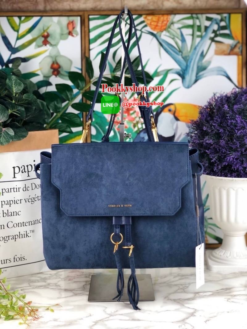 Charles & Keith Textured Tassel Shoulder Bag กระเป๋าเอนกประสงค์ ใช้ได้หลายแบบ! ตัวกระเป๋าแต่งด้านหน้าเป็นหนังกลับ-ช่วงด้านหลังเป็นหนังเรียบ (ยกเว้นสีครีม!! เป็นหนังเรียบทั้งใบ) มีพู่ห้อยด้านหน้าเก๋มาก เปิดปิดแบบกระดุมแม่เหล็ก ปรับทรงได้โดยการดึงหูรูดด้านห