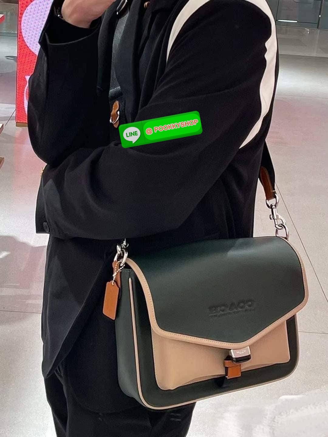 COACH CHARTER MESSENGER IN COLORBLOCK (CH755) กระเป๋าสะพายข้างผู้ชายคอลเลคชั่นใหม่ วัสดุหนังแท้ทั้งใบ เปิดปิดกระเป๋าแบบตัวกดล็อค ด้านในมีช่องหลัก 2 ช่อง ด้านหลังมีช่องซิป 1 ช่อง สายสะพายปรับระดับได้ รุ่นนี้สะพายไปเที่ยวหรือสะพายไปทำงาน ดูดีมากค่ะ