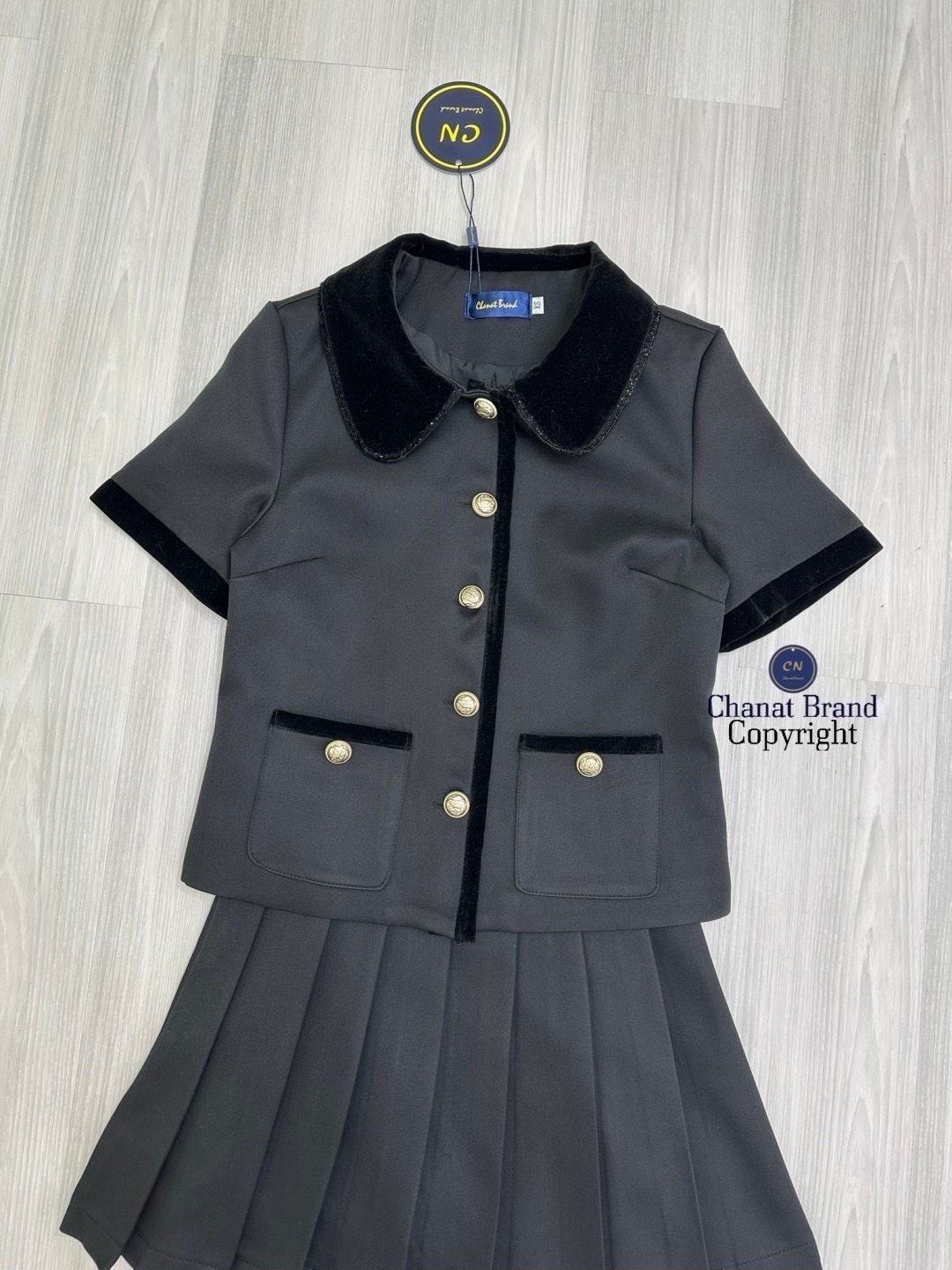 ชุดเซทแฟชั่น Set 2 ชิ้น สีดำเสื้อครอปแขนสั้น ดีเทลเย็บต่อคอปกและกุ๊นผ้ากำมะหยี่