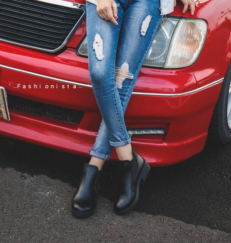 แบบขายดีติดดาว Best Seller!!! งานฮ็อตฮิต รองเท้าบู้ททรงสั้นหุ้มข้อสไตล์ casual วัสดุหนัง pu เนื้อหนานุ่มคุณภาพดี พื้นยางหยักกันลื่นดีเยี่ยม ส้นหนา 2" ทรงแน่นกระชับ เพิ่มฟังค์ชั่นการใช้งานถอดใส่ง่ายและช่วยเพิ่มความยืดหยุ่นสะดวกมากยิ่งขึ้นด้วยขอบยางยืด