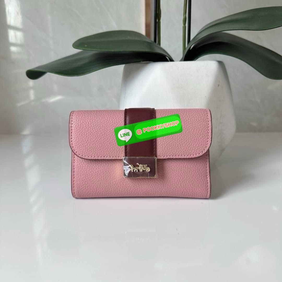 Coach Medium Grace Wallet (Cl421) 🔖กระเป๋าสุดหรูใบกลาง ขนาดกำลังดีกระทัดรัด 🔖วัสดุ : pebble leather 🔖ภายในมีช่องใบบัตรเครดิต 6 ช่อง มีช่องใส่เหรียญแยก สามารถใส่ธนบัตรแบงค์พันได้คะ