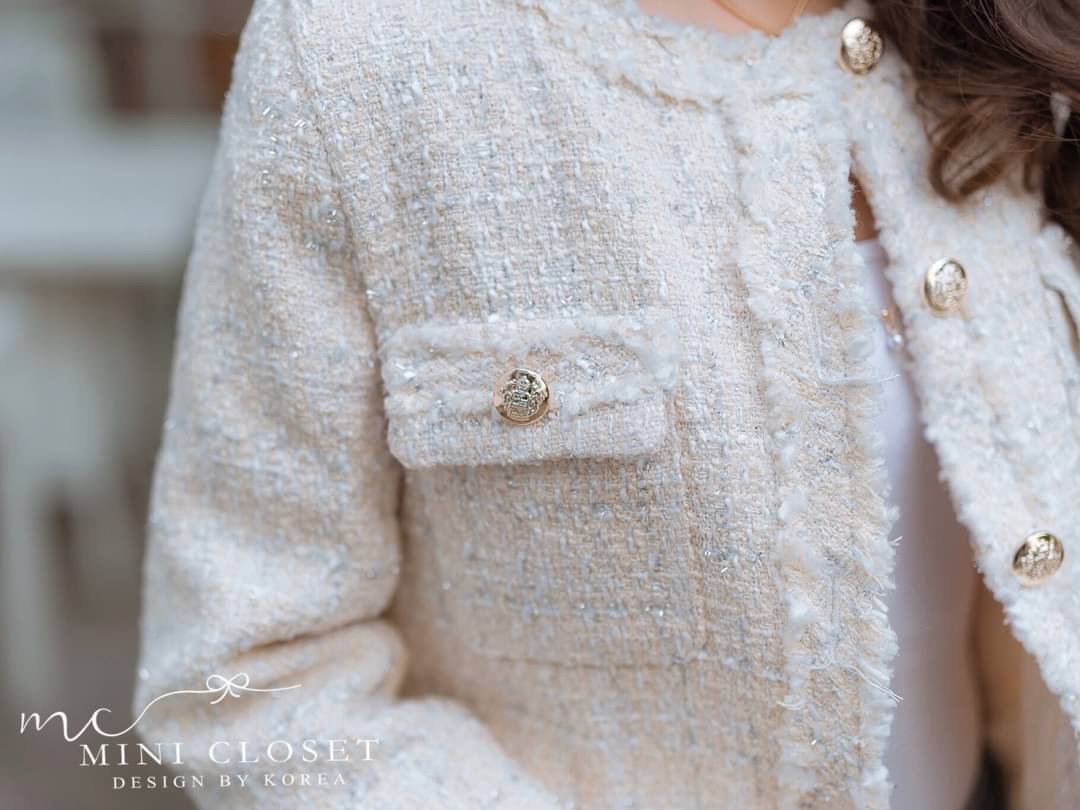 ดูดี สไตล์เกาหลีสุด ห้ามพลาดเลยนะคะ น่ารักมาก สตรีทได้ คุณนายด้วย เสื้อคลุมผ้าทวีตผ้าดีงานตัดเย็บเริ่ด ดีไซน์กระเป๋าซ้ายขวา ซับในทั้งตัว กระดุมทอง #ต้องมีค่ะ