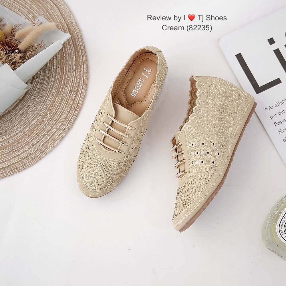 พร้อมส่งรองเท้าเพื่อสุขภาพ ที่ทั่งเกร๋ทั้งน่ารักสุดๆ รองเท้ารุ่นนี้เป็นงานสั่งทำพิเศษ น้ำหนักเบา แถมพื้นบุนิ่มใส่นุ่มเดินทั้งวันได้สบายมากๆ แมทกับชุดอะไรก็เกร๋ก็น่ารัก ของจริงสวยมาก สวยตรงปกแน่นอนเพราะรูปถ่ายจากสินค้าจริง เป็นรุ่นแนะนำ ซื้อไปรับรองไม่ผิดห