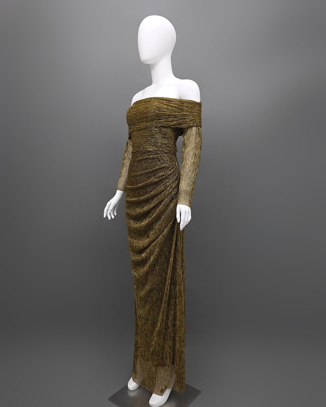 แม็กซี่เดรสเสื้อแขนยาวเปิดไหล่ กระโปรงยาว