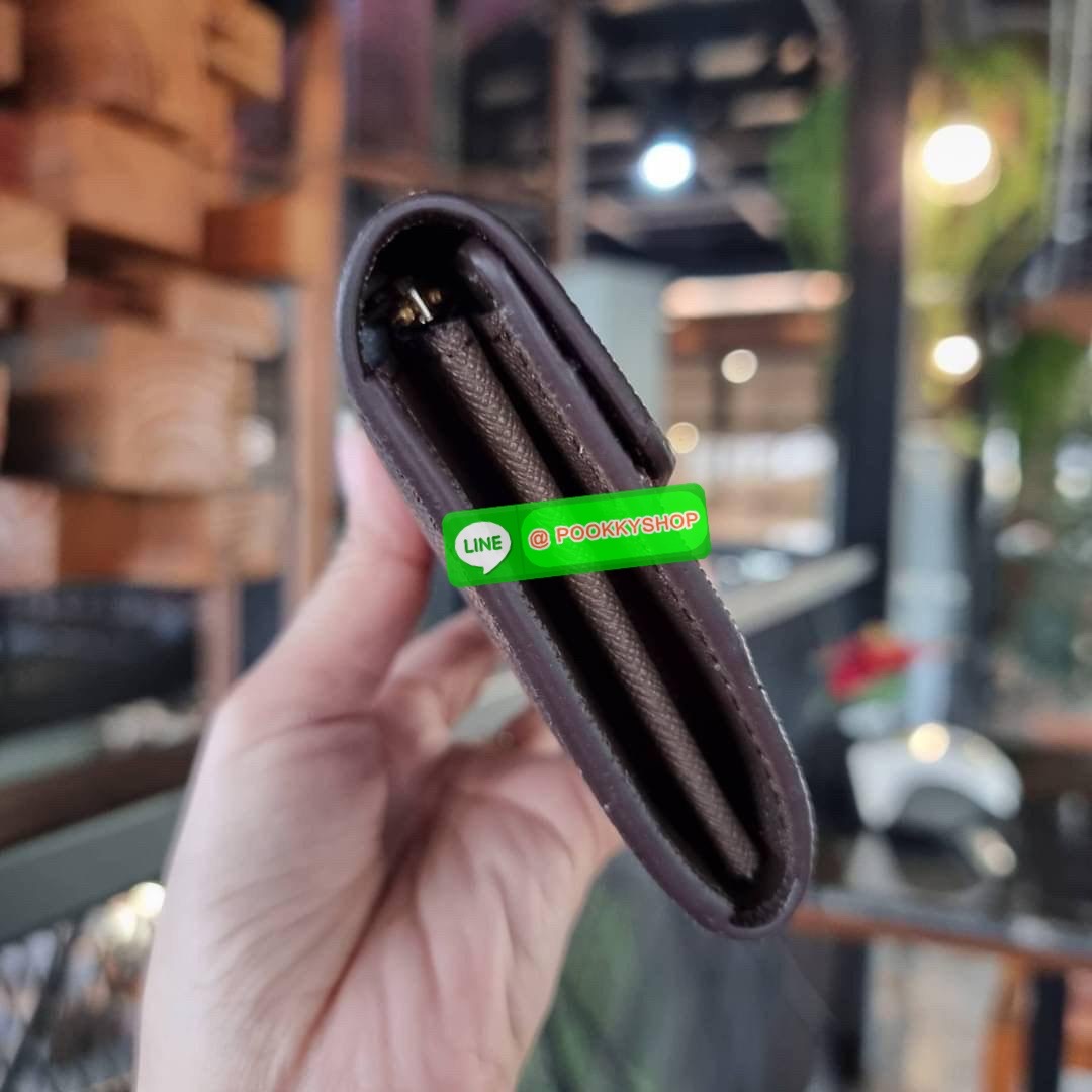 Hot item!! LV long flap wallet with gwp กระเป๋าสตางค์พรีเมี่ยมกิ๊ฟ เป็นไอเท็มสุดฮิต แบบฝาพับ ใช้งานสะดวกขึ้นกว่าเดิม รุ่น unisex ที่จะหนุ่มๆสาวๆ ก็ใช้ได้หมด!! ใบยาวขนาดกำลังเหมาะมือ ถือแล้วขับผิวทุกสี วัสดุหนังแคนวาส ทนทาน เปิด-ปิดด้วยกระดุม ภายในมีช่องใส