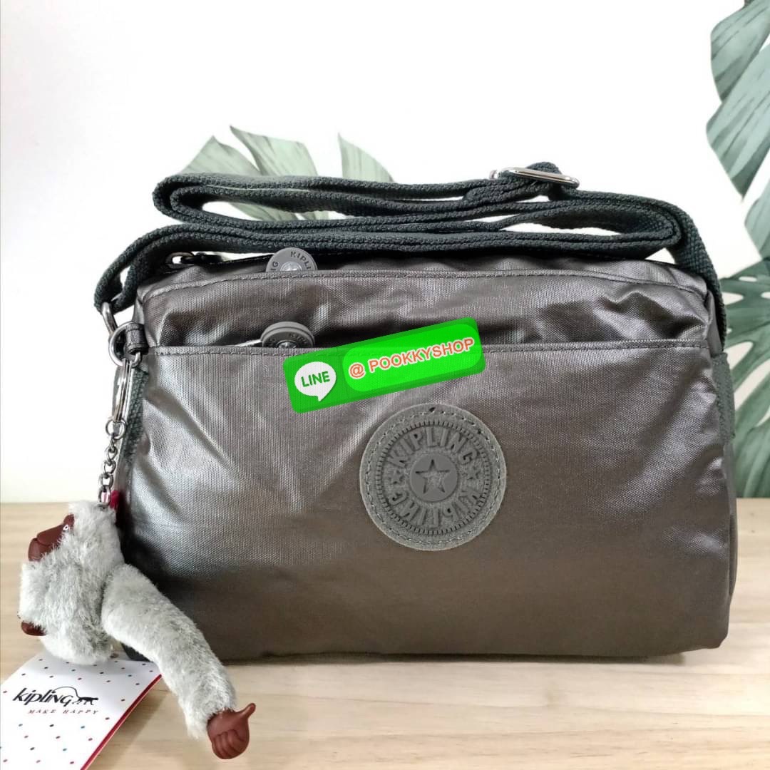 KIPLING Mini Crossbodybag กระเป๋าสะพายข้างขนาดกะทัดรัด ผลิตจากวัสดุ Nylon + ซับใน Polyester100% มีช่องใช้งานแยกย่อยมากถึง 4 ช่อง -ด้านหน้ามีช่องซิป 2 ช่อง -ช่องหลักโล่ง กว้าง จุของใช้ได้เยอะ -ด้านหลังมีช่องซิปอีก 1 ช่อง มาพร้อมพวงกุญเเจลิง สายสะพายยาวสมาร