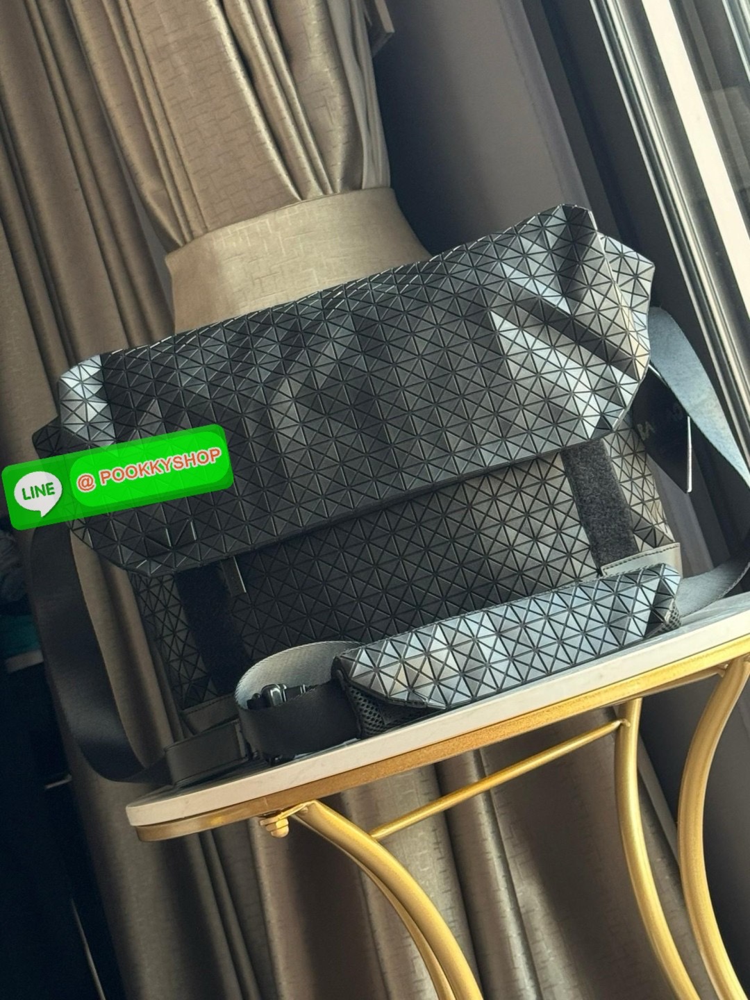 💕Baobao issey miyake Sling shoulder bag ดีไซน์เอกลักษณ์เฉพาะตัว ใส่ของได้เยอะ ช่องกระเป๋าเป็นระเบียบ โดยโดดเด่นด้วยแผ่นรูปสามเหลี่ยมอันเป็นซิกเนเจอร์ในการจัดเรียงสลับกัน รุ่นนี้ยังมีจุดเด่นในเรื่องคุณสมบัติการใช้งาน ภายในมีช่องบุหนาสำหรับใส่โน้ตบุ