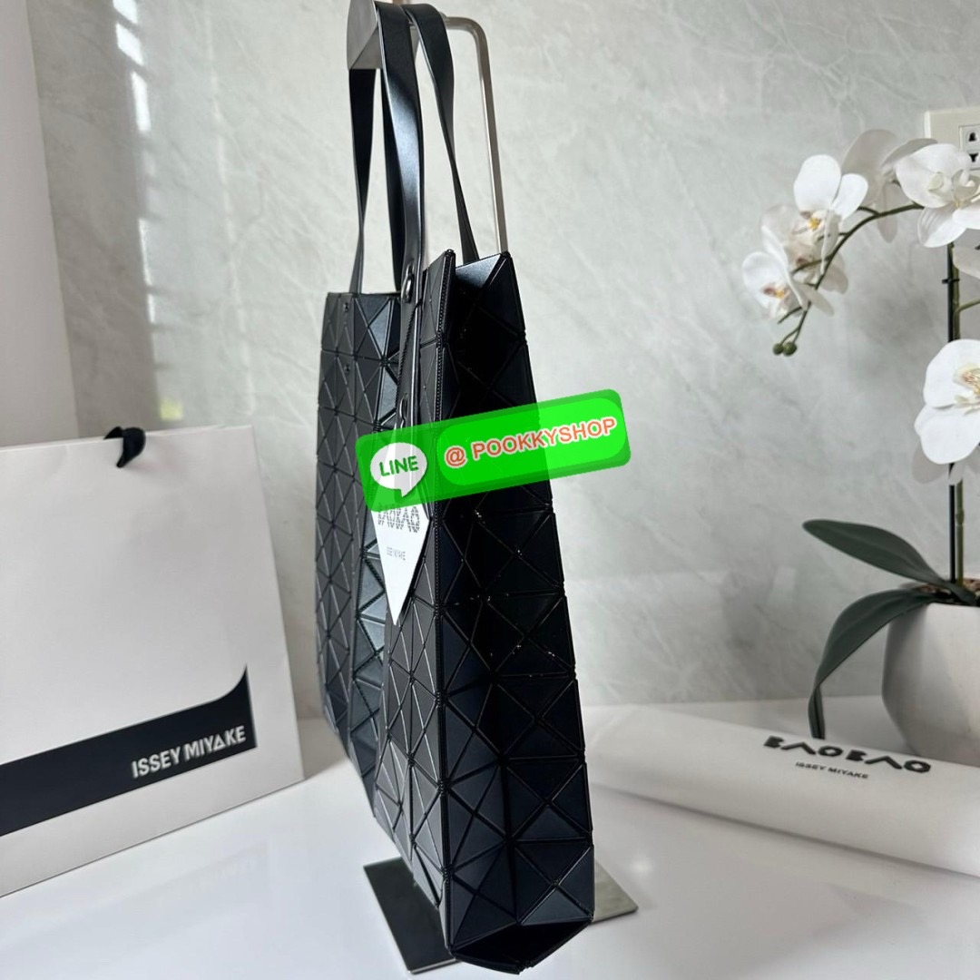 BAO BAO PRISM PLUS Handbag (Large) 🔖กระเป๋าถือจากแบรนด์ BAO BAO ISSEY MIYAKE ดีไซน์คลาสสิกทรงสี่เหลี่ยม มาพร้อมลวดลายสามเหลี่ยมที่มีมิติ 🔖วัสดุ: โพลีเอสเตอร์ ผสมหนัง 🔖 ปากกระเป๋าเปิด ซับในเป็นไนลอน มีช่องกระเป๋าด้านในและหูหิ้วกระเป