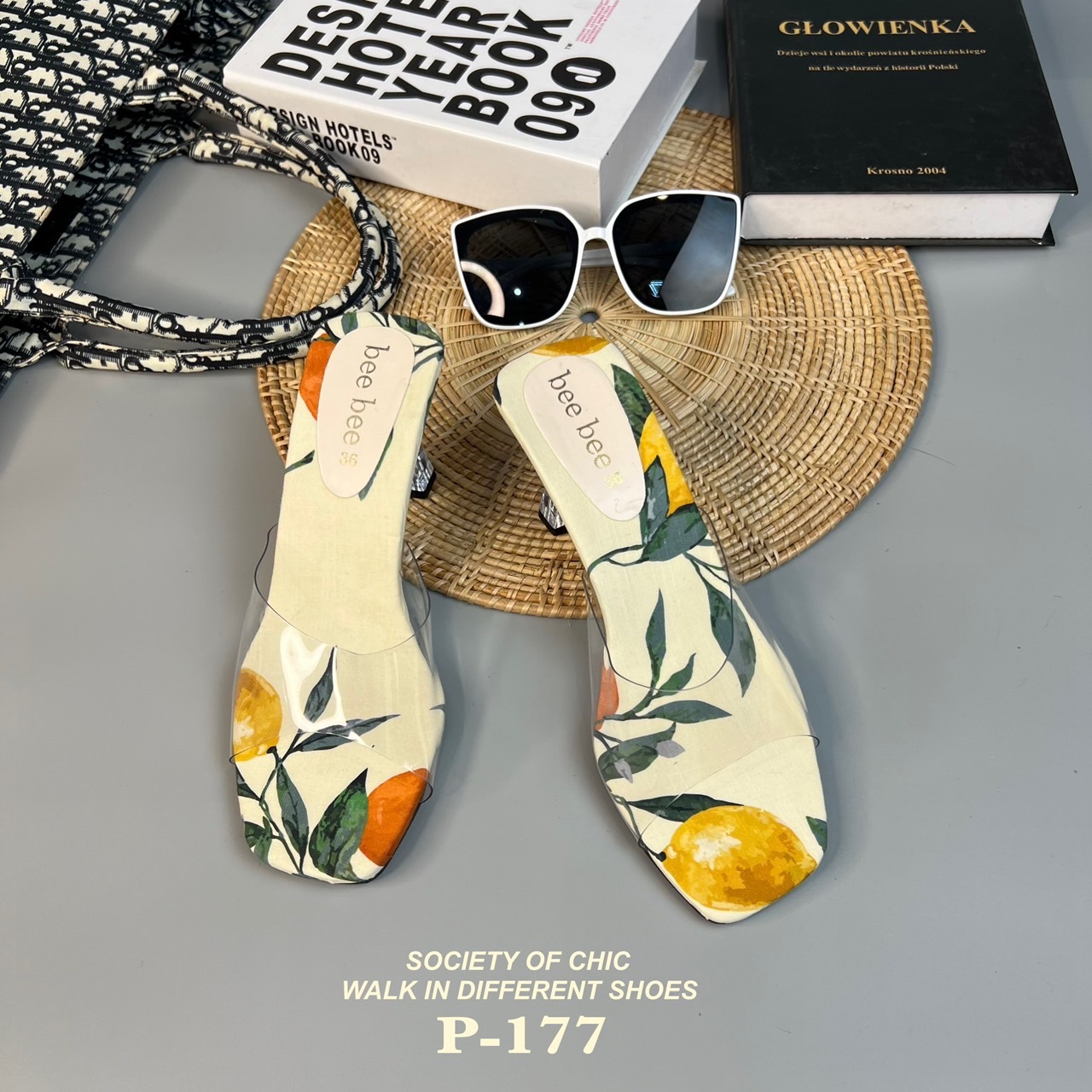 New in ‼️ โอ๊ยยย สวยไม่ไหว งานส้นแก้ว พื้นสวยมากกก ลายน้องส้ม สวยจึ้ง ไปอีก หน้าสวมพลาสติกใส แมทช์ชุดง่าย สูง 2.5 นิ้ว พร้อมสับแล้วไปกันเลยแม่!!!