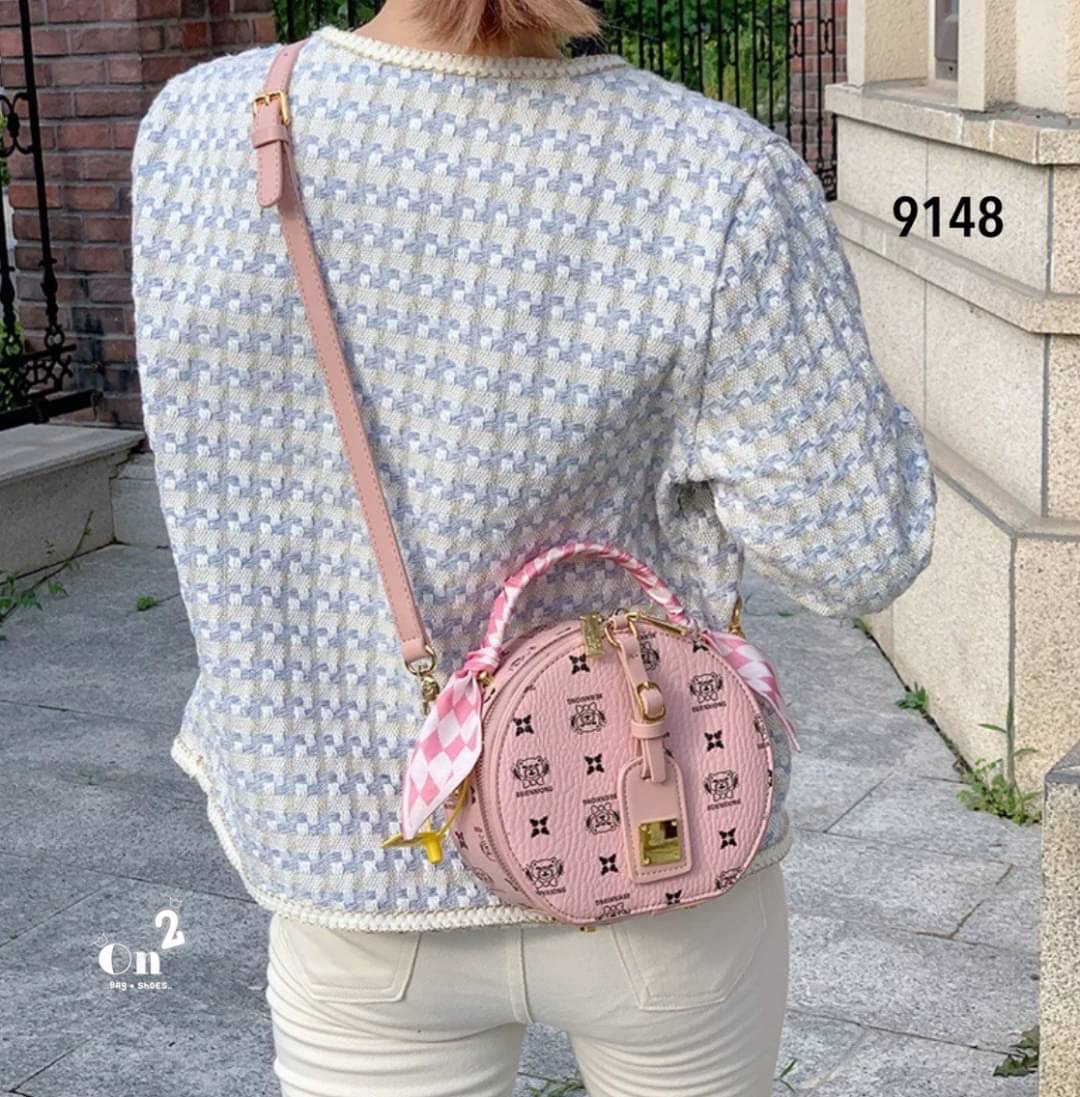 NEW-IN🤎🤎ใบนี้น่ารักมากค่ะ มาใหม่ทรงกลม งานคุณภาพเช่นเคย มาพร้อมสายยาวครอสบอดี้ พกใบเดียวจบ แนะนำเลยค่า✨