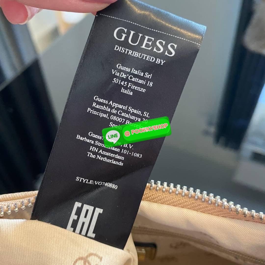 รุ่นใหม่ล่าสุด GUESS SHOULDER BAG ซื้อ1ได้ถึง2ไอเท็ม กระเป๋าพอชรูปทรงสวย เปิด-ปิดด้วยซิปด้านในโล่งกว้างมีช่องซิปใส่ของจุกจิก เพิ่มความน่ารักด้วย กระเป๋าใส่เหรียญใบเล็กทรงกลม เฝสามารถถอดใช้แยกได้ มาพร้อมสายโซ่สะพายไหล่ และสายสะพายยาวสามารถปรับระดับได้ฟรีไซ
