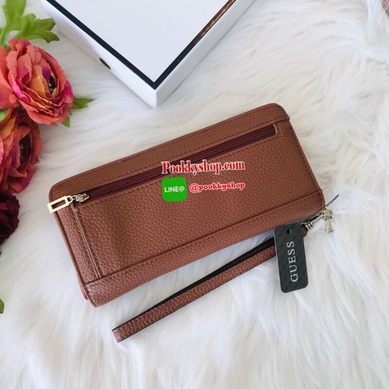 GUESS WOMEN'S LONG WALLET กระเป๋าสตางค์ใบยาวซิปรอบ วัสดุ PU คุณภาพดี นิ่ม น้ำหนักเบา ด้านหน้าประดับด้วยโลโก้แบรนด์สุดหรู ด้านในมีช่องเสียบการ์ด/บัตร/ธนบัตรและช่องซิปสำหรับใส่เหรียญ ด้านหลังมี1ช่องซิปใช้งาน มาพร้อมสายคล้องมือถือเป็นทรงคลัชท์ก็ได้ ราคา