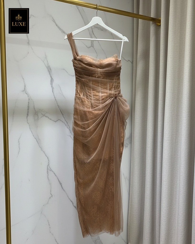 เดรสแฟชั่น เดรสเสื้อเกาะอก มีโครงแบบคอร์เซ็ต ซ้อนทับด้วยผ้าเน็ตจับเดรป กระโปรงจับเดรป