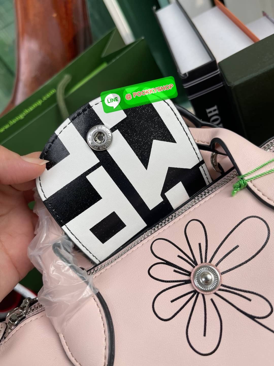 Longchamp Year of OX LE PLIAGE CUIR TOP HANDLE BAG XS Celebrate 2021! ต้อนรับปีวัวด้วยคอลเล็คชั่นพิเศษ วัสดุหนังเมทิส (Metis) หรือหนังแกะเนื้อนุ่มมาพร้อมหูจับขนาดสั้นเหมาะถนัดมือ กระเป๋าทรงไอคอนนิกพร้อมลวดลาย animation สุดน่ารักตรงยุคสมัย เอาใจผู้ที่ชื่นช