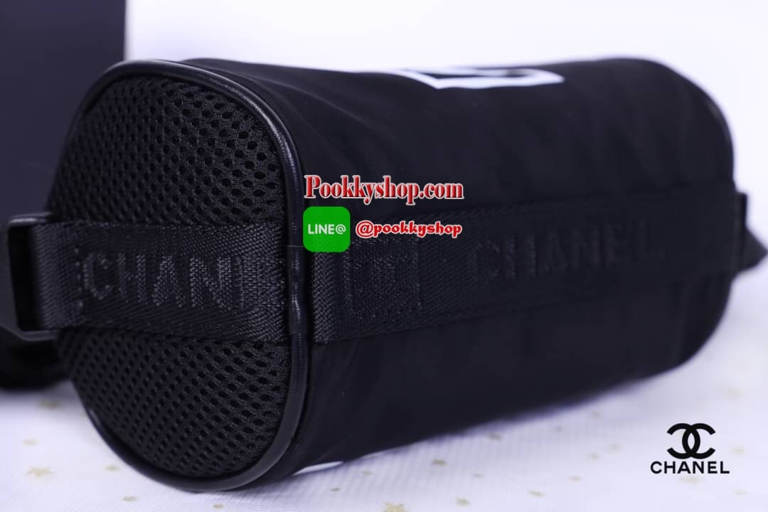 Chanel Black Sport Line Mini Duffle Bag กระเป๋าใช้ได้ 2 ด้าน วัสดุเป็นผ้าไนล่อน เปิด-ปิด แบบซิป ด้านนึงสกรีนโลโก้แบรนด์ อีกด้านสกรีนคำว่า Chanel มีป้าย not for sale เป็น makeup bag สายสะพายยาวสามารถปรับได้ ปรับเป็นสะพายไหล่ได้ ใส่ของได้เยอะ ใส่กระเป๋าสตาง