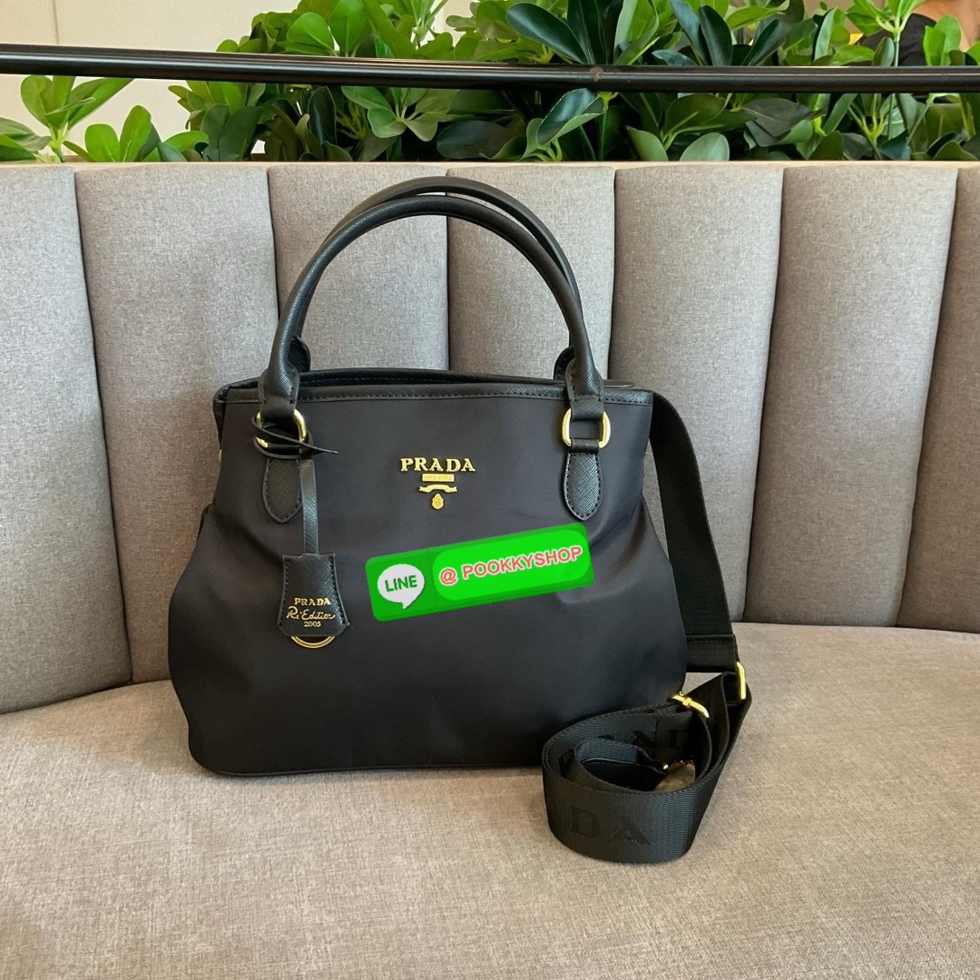 ✨ NEW ARRIVALS!! เข้าใหม่กับกระเป๋าถือ ทรงยอดฮิตจากแบรนด์ PRADA อะไหล่ทองทั้งใบ วัสดุทำจากผ้า NYLON ด้านในเปิดปิดด้วยซิป มีช่องซิปช่องแยกและช่องใหญ่ แบ่งเก็บของได้เป็นสัดส่วน ขนาดกำลังดี ใส่ของได้หลากหลาย ใส่กระเป๋าสตางค์ยาวด้านข้างมีกระดุมสามารถปร