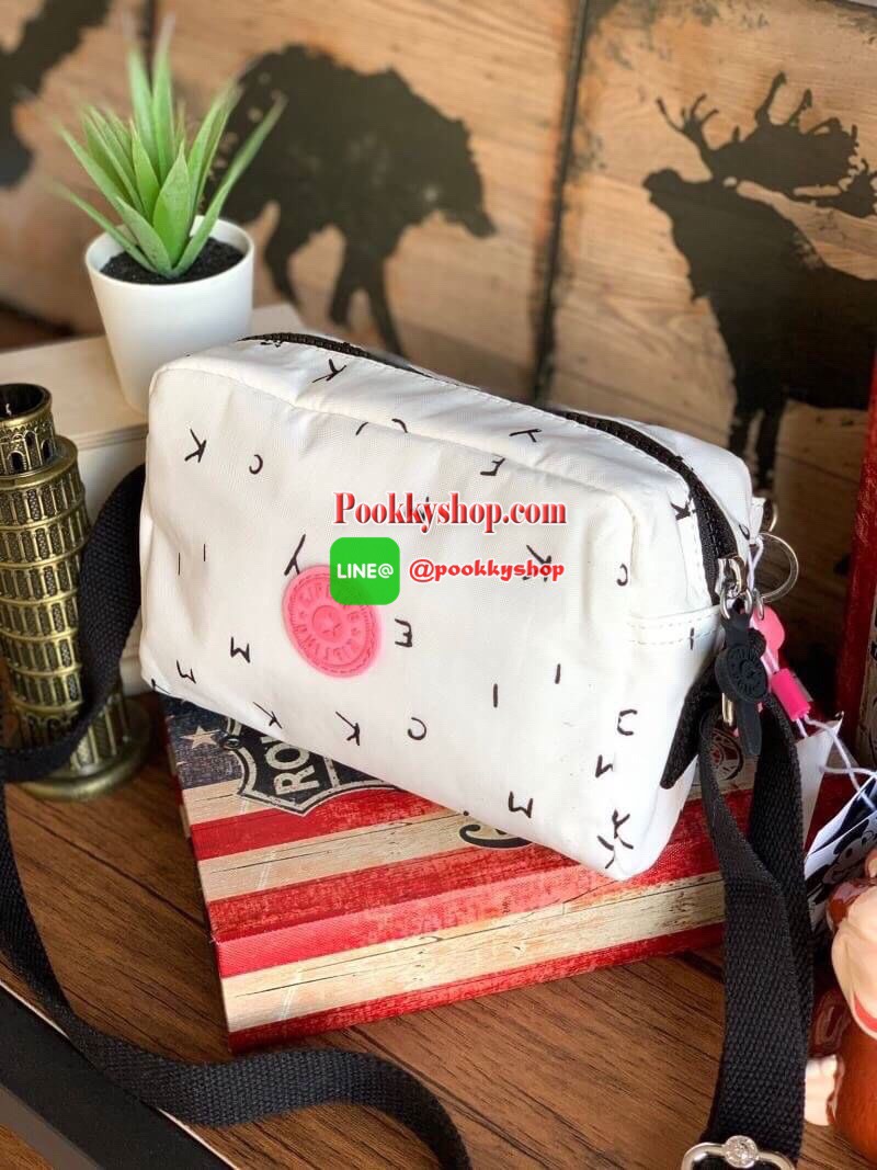 Kipling BRight Disney's Minnie Mouse And Mickey Mouse รุ่น crossbody น้ำหนักเบา วัสดุ100% Polyamide มีเหล่าบรรดามิคกี้และมินนี่ที่มาวาดลวดลายลงบนกระเป๋าให้ดูมีสีสัน ที่มีเอกลักษณ์เฉพาะตัว และยังเป็นรุ่นลิมิเต็ดเอดิชั่นฉลองครบ90ปีของวอลท์ดิสนีย์อีกด้ว