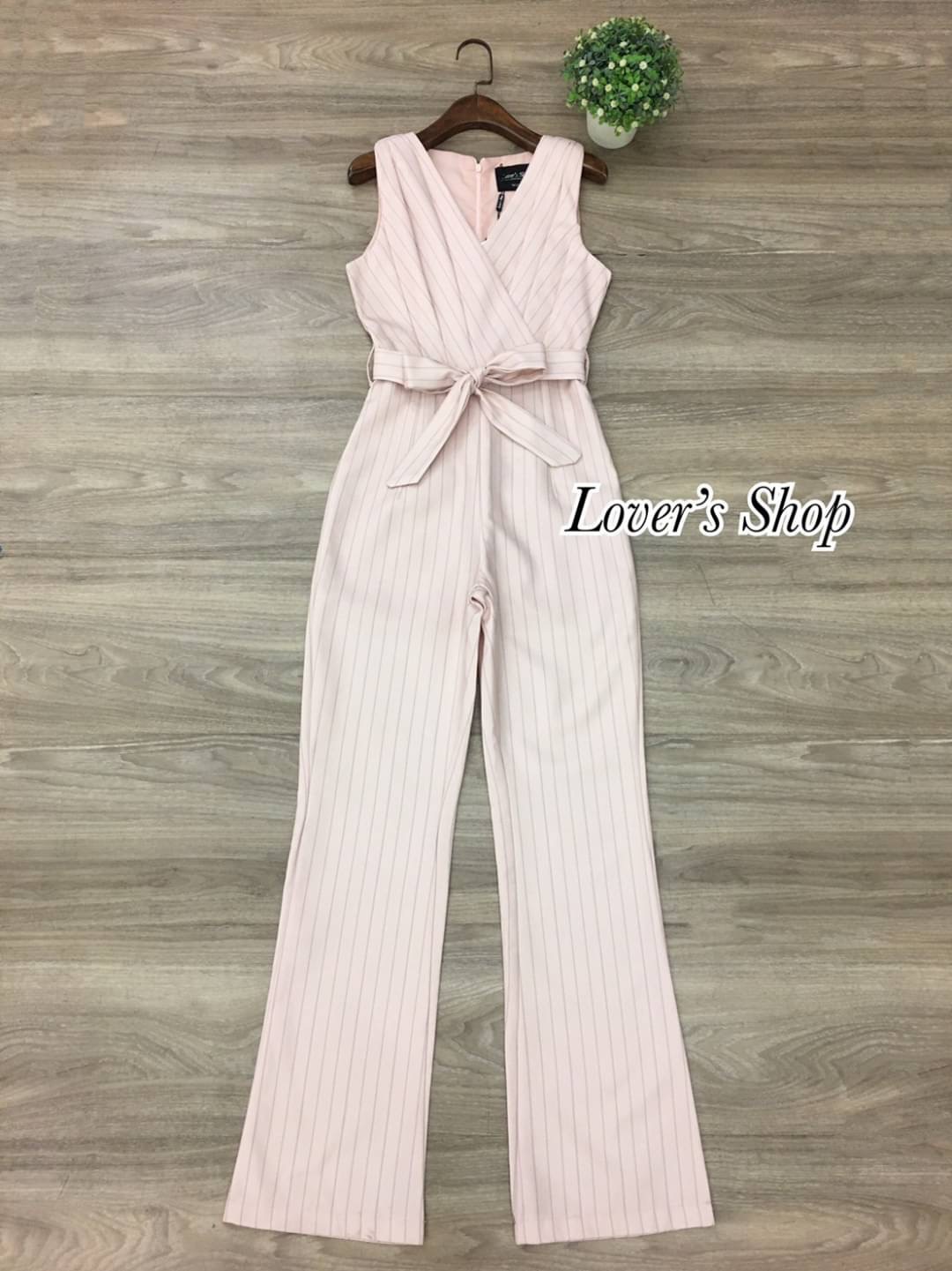 จั้มสูทกางเกง แนวเรียบหรูดูผู้ดี ทรงคอวี ทำจีบทวิตช่วงอก มาพร้อมเชือกกผูกช่วงเอว ทรงนี้ใส่แล้วแลดูขายาวหุ่นดีค่ะ เนื้อผ้าหนาเป็นทรงสวย