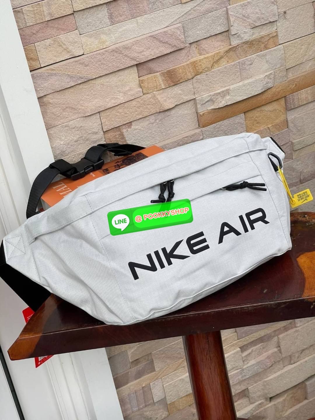 Nike Tech hip pack กระเป๋าคาดเอว Nike Tech รุ่นใหม่ชนช้อป!! ให้คุณหยิบใช้อุปกรณ์กีฬาและพกพาได้อย่างง่ายดาย พร้อมโดดเด่นด้วยกระเป๋าซิป 2 จุดสำหรับเก็บสิ่งของ และสายกระเป๋าแบบปรับได้เพื่อให้แนบกับลำตัว ใช้งานได้คล้องตัว ใส่ของได้จุสมใจเลยคร้า