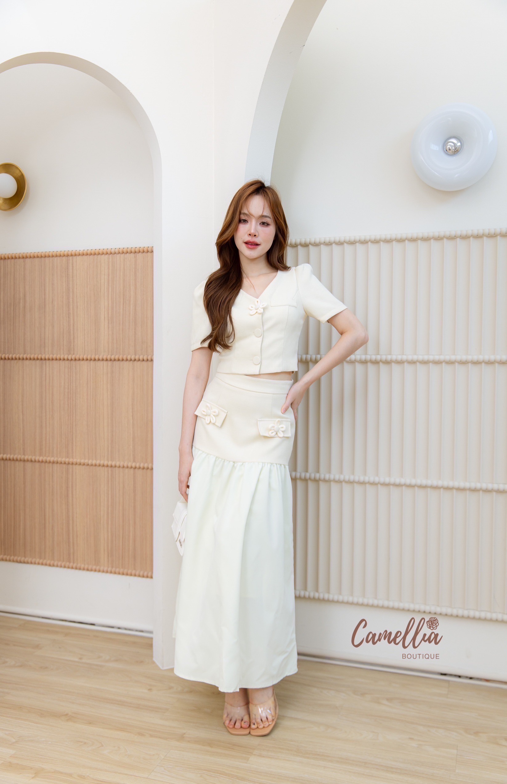 ชุดเซทแฟชั่น ชุดSet เสื้ิอแขนสั้นแต่งดอกไม้ที่หน้าอก มาคู่กับกระโปรงเอวสูง แต่งดอกไม้เข้ากันทั้งชุด