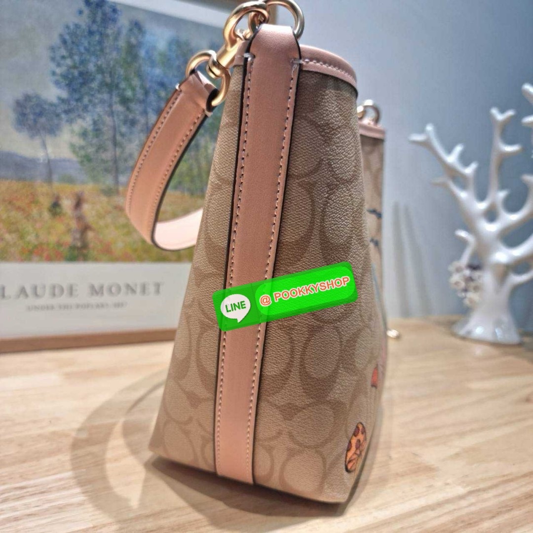 🔆 Model COACH CU394 COACH x OBSERVED BY US CITY BUCKET BAG IN SIGNATURE CANVAS 🔆 Details ใหม่! กระเป๋าสะพายทรงบัคเก็ต ดีไซน์รูปทรงคลาสสิค อินกับกระแสสุดๆ ตกแต่งลวดลายให้น่าใช้ขึ้น และยังมีกระดุมแม่เหล็กปิดปากกันของหล่น มาพร้อมสายสะพายถึง 2