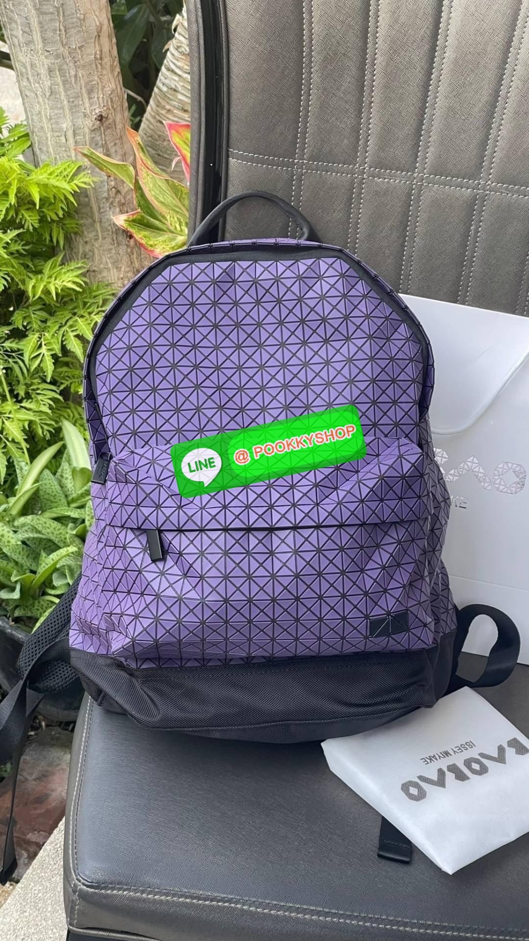 Bao Bao Issey Miyake Daypack geometric backpack กระเป๋าเป้ทรงคลาสสิก รองรับน้ำหนักได้ดี เหมาะกับการเดินทาง เป้สะพายหลังรุ่น Daypack One-Tone Backpack มาในรูปทรงกระเป๋าเป้สุดคลาสสิก โดดเด่นด้วยการออกแบบที่เป็นเอกลักษณ์ วัสดุสามเหลี่ยมขนาดเล็กพิเศษ ได้กลิ่น