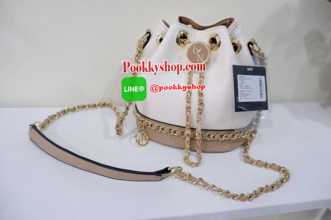 lyn จีบรุ่นใหม่คือสวยงามมาก หนังนิ่มคือดีงามมากจ้า ทรงก้อสวยน่ารักเว่อๆ ช่องด้านในมีช่องซิป และช่องใส่ของ สายยาวเป็นหนังคล้องโซ่ เข้าครบ 3 สีดีงาม