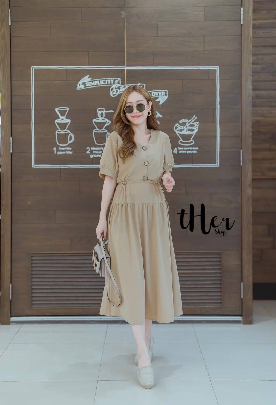 T H E R พร้อมส่งค่า🌿🌿 Long Dressเดรสคอวีแต่งกระดุมตัวยาวดีไซน์สวย ดีเทลช่วงเอวปรับรูดได้กระโปรงทรงระบายพริ้วๆผ้าทิ้งตัว ใช้ผ้าเนื้อดี ผ้านิ่มใส่สวย ตัวเดียว ใส่เที่ยวใส่ชิวได้เลยค่ะ ห้ามพลาดน้า