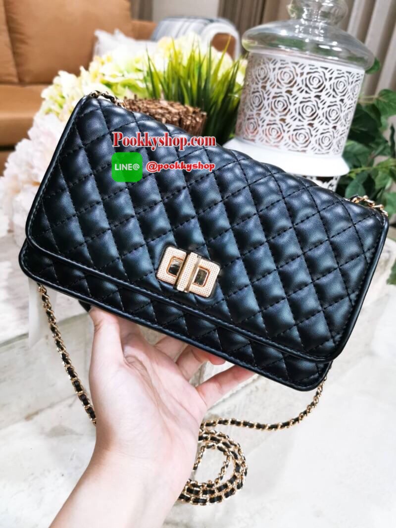 พร้อมส่ง! BEST SELLER! CHARLES & KIETH MINI CLUTCH BAG กระเป๋าสะพายทรงคลัชรุ่นยอดนิยมดีไซน์คลาสสิควัสดุหนังนิ่มลายตารางสวยอยู่ทรงขนาดมินิสไตล์ Chanel เปิดปิดด้วยตัวล๊อคแบบบิดอะไหล่ทอง ด้านหลังประดับโลโก้แบรนด์สวยดูดี มาพร้อมสายสะพายโซ่ร้อยหนัง Crossbody ไ