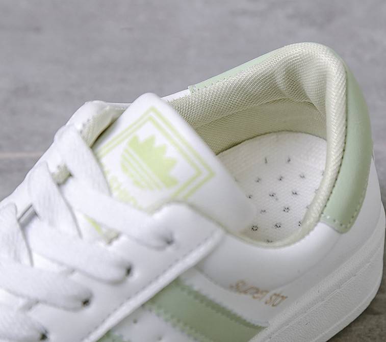 สินค้ามาใหม่ พร้อมส่งเลยจ้า!! Fashion Sneaker ทรง Super Starในตำนาน!! รองเท้าผ้าใบหนังนิ่ม วัสดุ pu เนื้อหนาคุณภาพดี ดีไซน์เรียบเก๋ แต่งแถบหนังด้านข้างสวยโฉบเฉี่ยวสไตล์งานแบรนด์ พื้นยาง 1นิ้ว ยึดเกาะเยี่ยมเดินไม่ลื่น ทรงแน่นงานดีมากใส่สบายนิ่มเท้า ใช้งานย