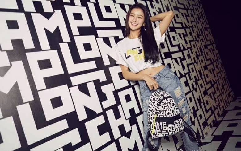 LONGCHAMP LE PLIAGE LGP BACKPACK รายละเอียด • วัสดุ: ผ้าใบ • อะไหล่: นิกเกิล • ตัวกระเป๋า: ผ้าใบโพลีอะไมด์เคลือบด้านใน • ตกแต่ง: หนังวัว รายละเอียดภายนอก • การปิด: ด้วยซิป • สายสะพาย: เลื่อนปรับระดับได้ • ช่อง: 1 ช่องซิป ภายใน • ช่องใส่ของ: 1 ช่อง ช่องด้า