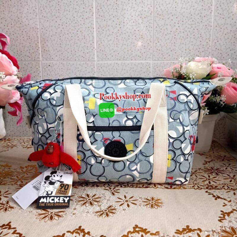 Disney's® 90 Years of Mickey Mouse Handbag 👍 รุ่น ART size L 👍กระเป๋าผ้าคิปลิงสะพายไหล่ได้ ครอสบอดี้ได้ มีสายยาวให้ 👍สามารถปรับสไตล์กระเป๋าได้2รูปแบบ เป็นtote หรือเก็บหูกระเป๋าก็ได้ 👍ช่องใหญ่ใส่ของได้จุ เปิดปิดด้วยซิป