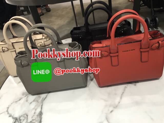 NEW ARRIVAL! CHARLES & KEITH BASIC TOP HANDLE BAG กระเป๋าถือหรือสะพายรุ่นใหม่ชนช็อปดีไซน์สวยอยู่ทรงเเข็ง ขนาดกำลังดี น้ำหนักเบา ด้านหน้าประดับโลโก้แบรนด์ เปิดปิดด้วยซิปสะดวกใช้ ด้านข้างมีสายรัดปรับทรงกระเป๋าภายในมีช่องซิป ใส่กระป๋าสตางค์ใบยาว ipad mini ได