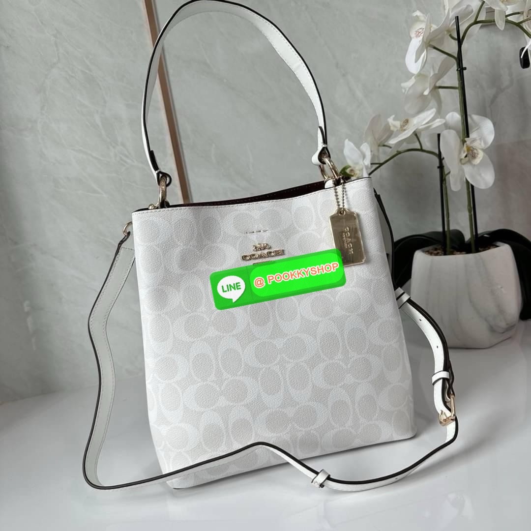 COACH TOWN BUCKET BAG IN SIGNATURE CANVAS (COACH 91512) 🔖 กระเป๋าสะพาย/ถือบัคเกต รุ่นคลาสสิคตลอดกาลไม่เอ้าท์ 🔖วัสดุ: แคนวาส ตัดหนังแท้ 🔖เปิด-ปิด กระเป๋าด้วยกระดุมแม่เหล็ก ภายในช่องโล่ง มีช่องซิปแบ่งตรงกลาง แยกเก็บของได้อย่างเป็นสัด