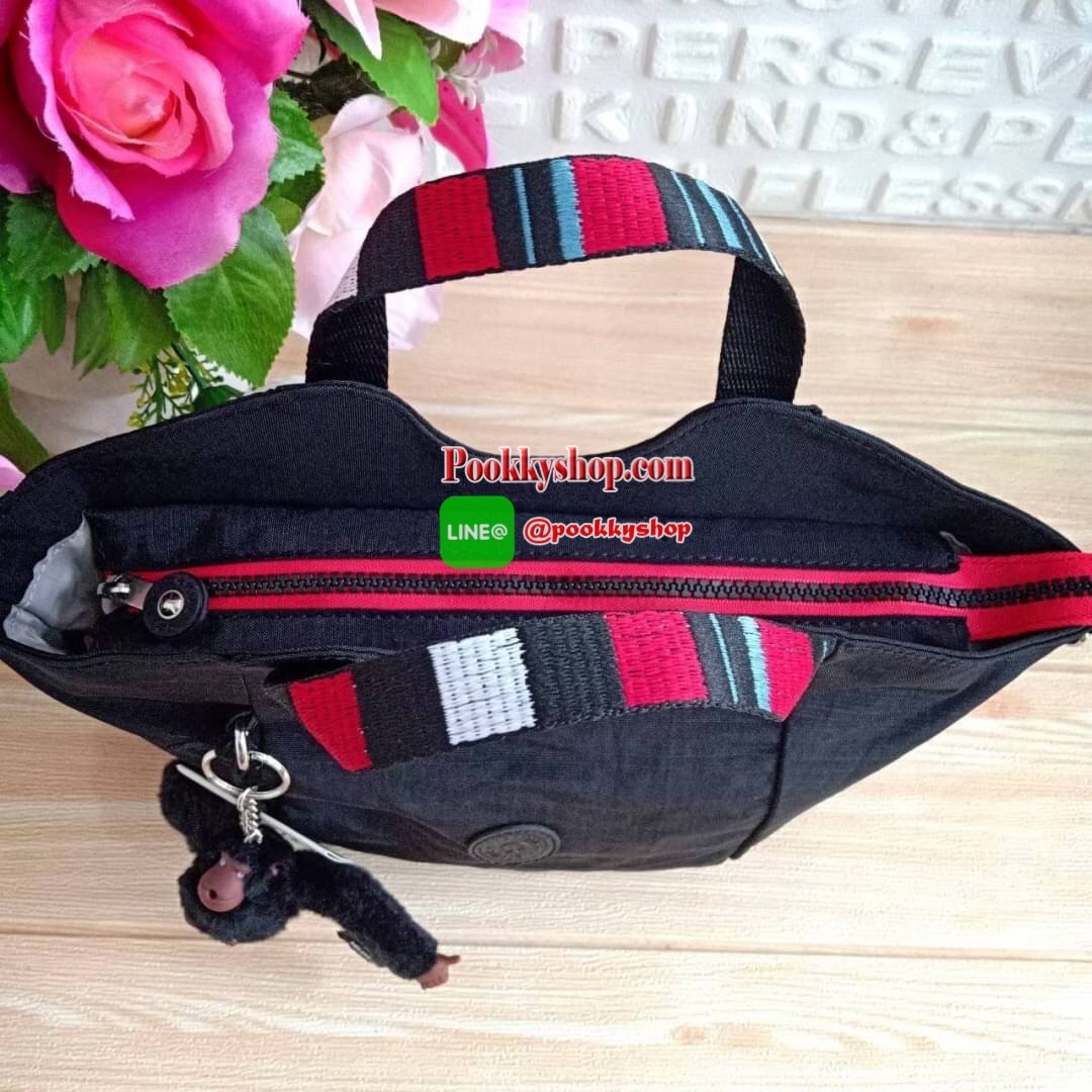 KILING NORI Handbag & Shoulder bag กระเป๋าถือหรือสะพายขนาดกลาง ทำจากวัสดุ ผ้า Nylonเคลือบ+Polyester น้ำหนักเบา จุดเด่นที่ช่องหลักมีขนาดใหญ่ พร้อมช่องซิปแยกย่อย สามารถใส่สัมภาระได้เยอะ มาพร้อมสายสะพายยาว สามารถปรับระดับได้ตามความต้องการ มีพวงกุญแจลิงห้อยตา