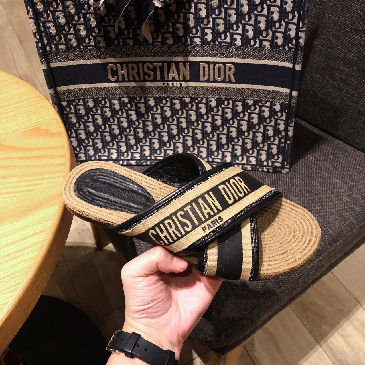 พร้อมส่ง Dior ชนช้อป พื้นทำเลียนแบบปอ สวยมาก ปังมาก ข้อดี. คือ ไม่หนักเหมือนปอ ใส่สบายเท้านุ่ม กว่าปอ สวยมาก ปังมาก สวยทั้ง 2 สี สีเบจ ใส่แล้ว เท้าขาว ผู้ดีสุดๆ