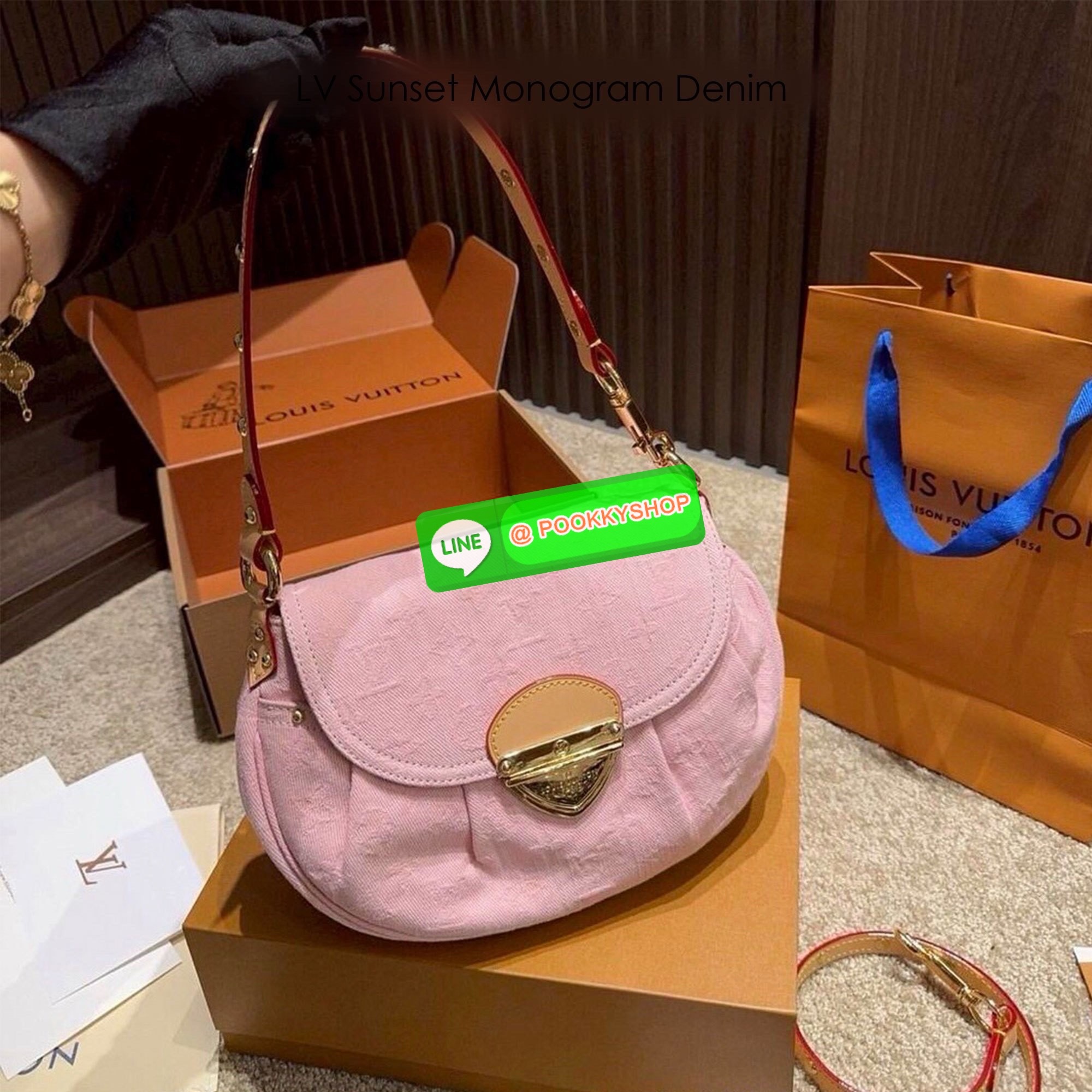 🕊️ | LV Sunset Monogram Denim Handbag Washed Pink กระเป๋าสะพายไหล่ทรงสวย สีใหม่ชมพูหวาน แรงมากฉุดไม่อยู่ กับกระแสคอลใหม่ lvremix ดีไซน์แบบตัวมัม y2k รูปทรง baguette สวยดูแพง ใบนี้ก็ฉ่ำสุดๆ เป็นกระเป๋าสะพายไหล่ ที่สามารถปรับเป็นสะพายข้างได้ เพียงแค