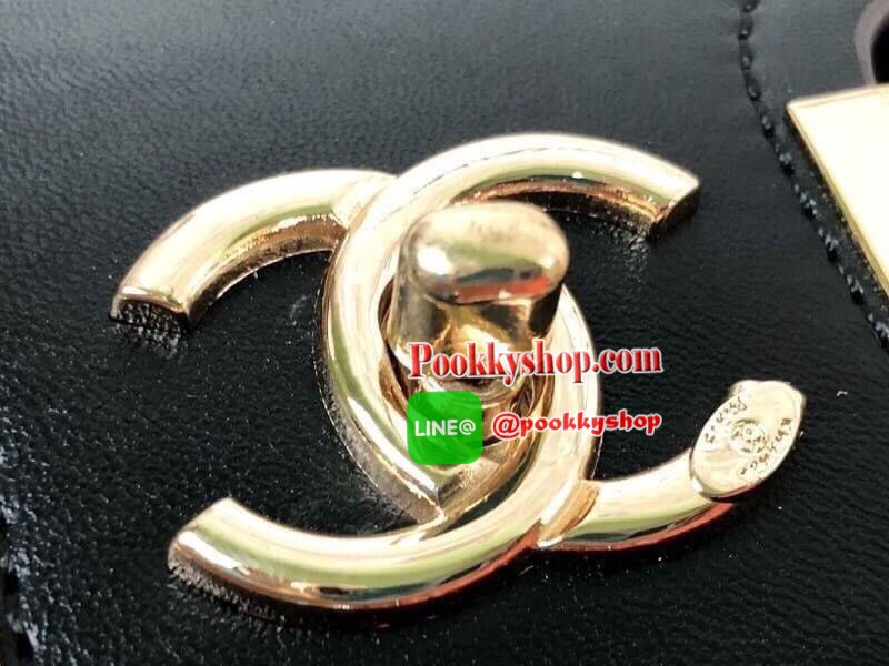 Chanel อเนกประสงค์ รุ่น Limited edition วัสดุหนังแกะเรียบขนาดเล็กกะทัดรัดน้ำหนักเบามีช่องใส่ของจุกจิกเปิดปิดด้วยฝาปิดกระดุม และซิป มีช่องใส่บัตร ช่องซิป ใส่กระเป๋าสตางค์ใบกลางได้ค่ะตัวจริงสวยมากๆถูกใจรีบจองนะคะใส่มือถือได้ทุกรุ่นสายสะพายยาวคู่สะพายได้สองแ