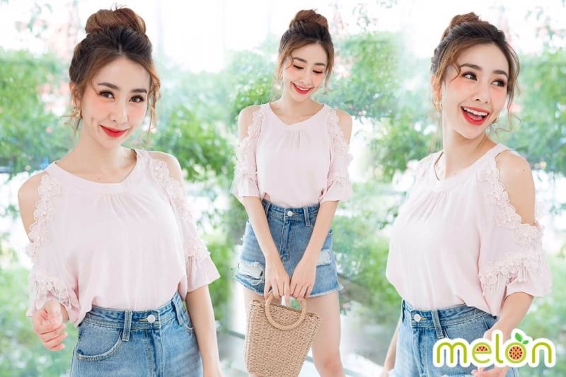 M E L O N Yummy! Concave shoulder shirt, three colors, flowers, floating flowers, dimension งานเสื้อเนื้อผ้าเรียบๆไม่มีลายนะคะ มี3สีโทนสีเหลือง สีชมพู สีขาวคะ ดีเทลตรงที่Cut Out เว้าไหล่2ข้าง ชายแขนระบายงานปักดอกไม้เป็นดอกลอยมีมิติแต่งมุขดูสวยหวานมากคะ เส