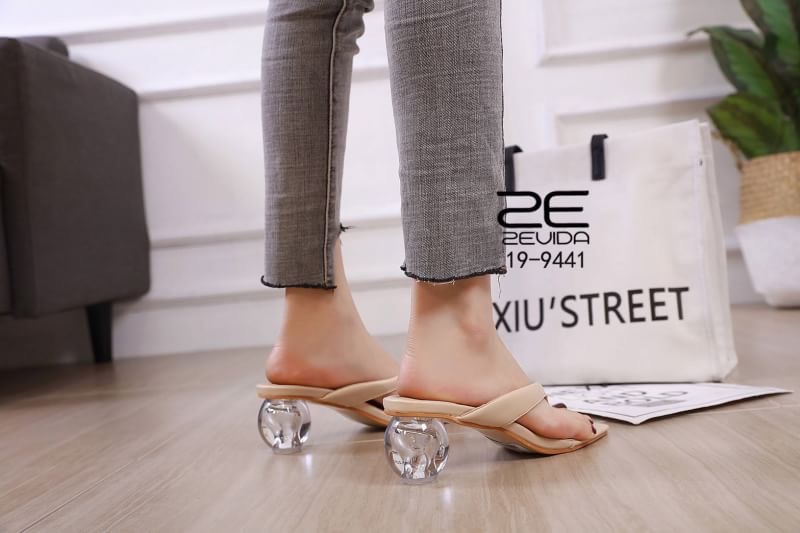 พร้อมส่งรองเท้าส้นกลม สวยหรู ดูเเพงเกินราคา สาวไฮห้ามพลาด งานอลังการเรียบหรู ทรงคีบหนังนิ่มอย่างดี งานดูเเพงเกินราคาดีเทลเด่นด้วยส้นเเก้ว น้ำดี ใสมาก