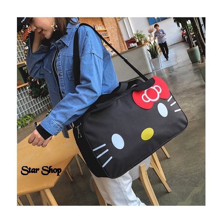 แบบขายดี มาเพิ่มค่ะ กระเป๋าแฟชั่นนำเข้า มาใหม่ พร้อมส่ง กระเป๋าเดินทางลาย KITTY น่ารักมาก วัสดุผ้าร่มกันน้ำ ด้านในใส่ของได้เยอะ ขนาดกำลังดีจะถือหรือสะพายก็สะดวก ใบนี้สุดคุ้มมากจ้า