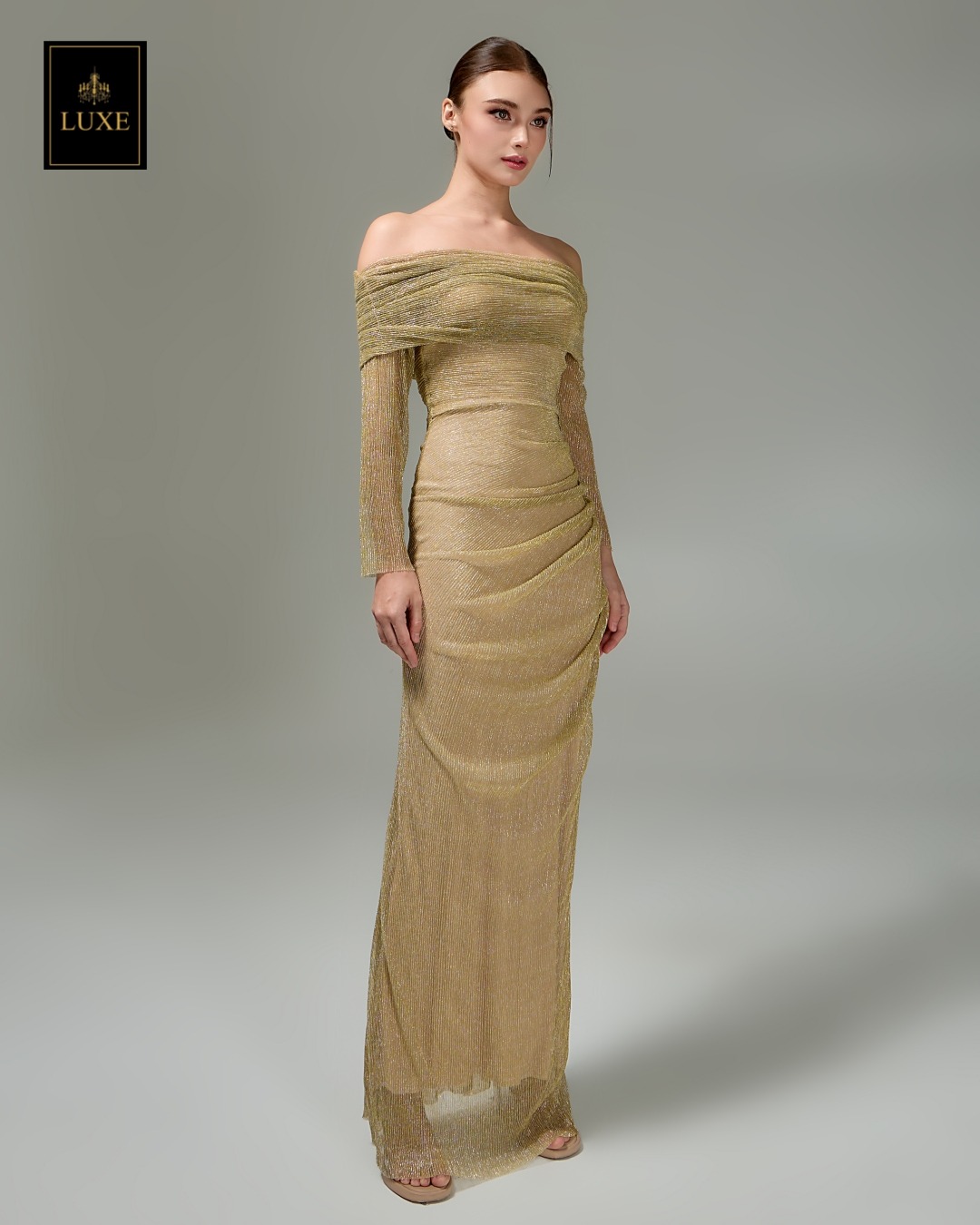 แม็กซี่เดรสเสื้อแขนยาวเปิดไหล่ กระโปรงยาว