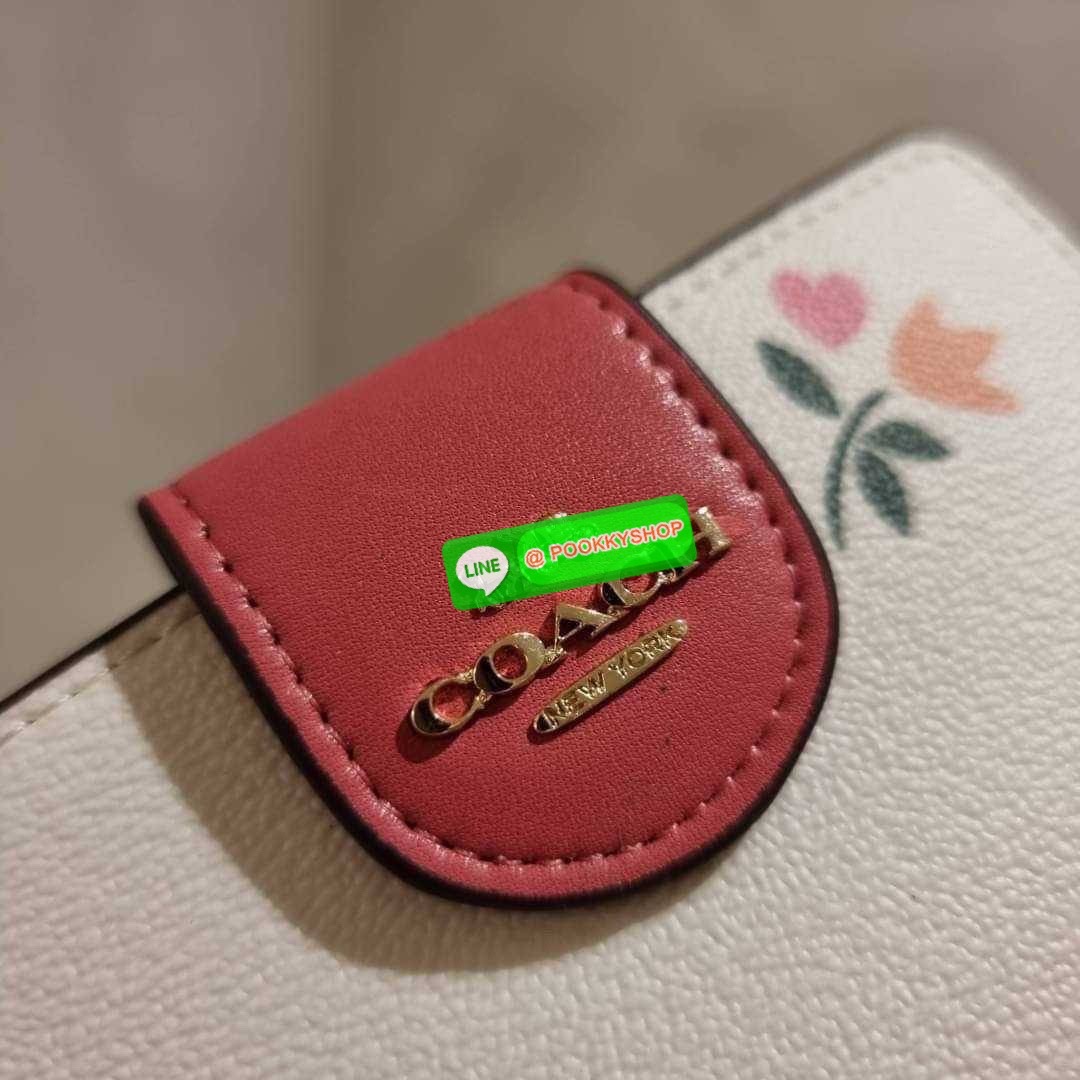 COACH C8730 MEDIUM CORNER ZIP WALLET IN SIGNATURE CANVAS WITH WILDFLOWER PRINT คอลเลคชั่นใหม่ กระเป๋าสตางค์ใบกลาง ดีไซน์ใหม่ สุดหรู คละลายพริ้นท์เต็มใบ น่าใช้ไปอีก วัสดุหนังแคนวาสเคลือบลาย ภายในมีช่องใส่บัตร ใส่ธนบัตรได้ครบ และมีช่องซิปแยก ใบจริงสวยมากๆ แ