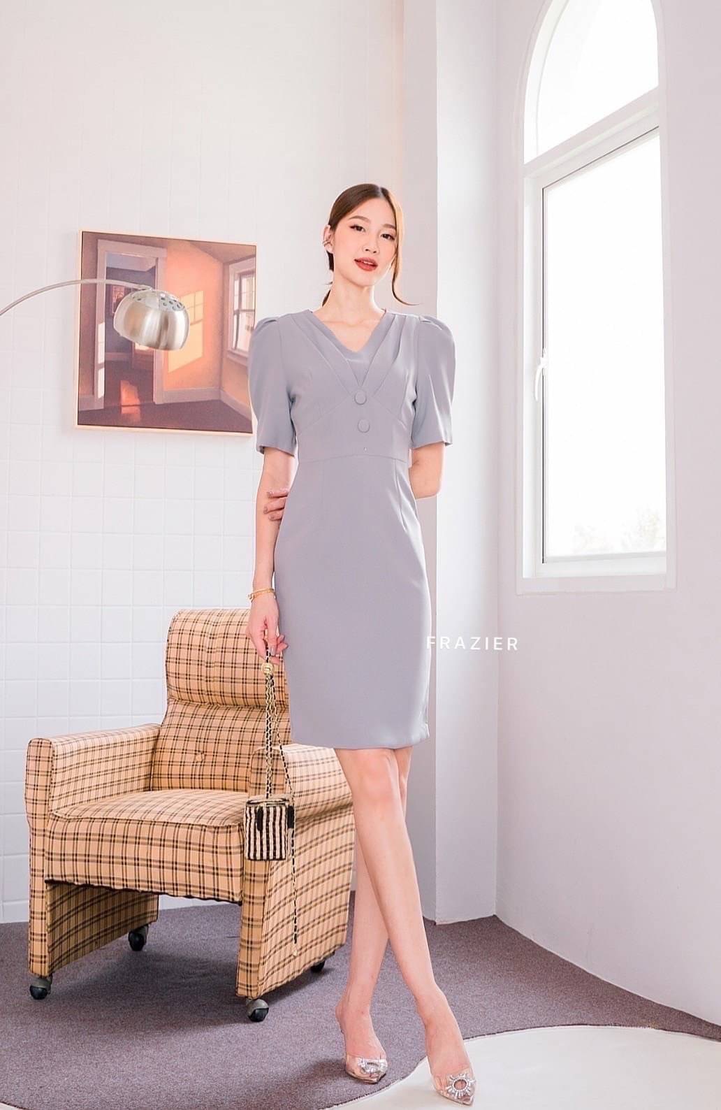 Dress คอวีจีบอก ทรงต่อเอวแต่งกระดุมเก๋ๆ ตัวนี้ทรงดีแพทเทรินสวย ทรงเป๊ะมากค่ะ ผ้าเนื้อดีการันตีผ้านิ่มใส่สบาย งานซับในทั้งตัวค่า