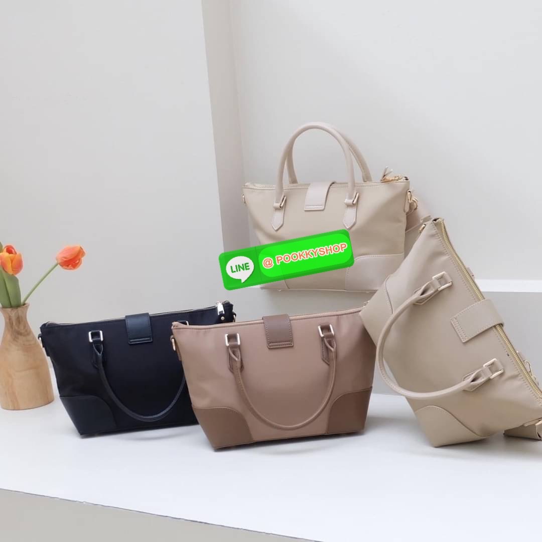 คอลเลคชั่นใหม่ รุ่นขายดี KEEP ‘ Phony bag ‘ อีกรุ่นที่ ถูกถามเข้ามาเยอะที่สุด เป็นกระเป๋า size กลางๆที่ ดีไซน์ให้ออกมาเรียบ หรู หยิบมาใช้งานได้ในทุกๆ วัน