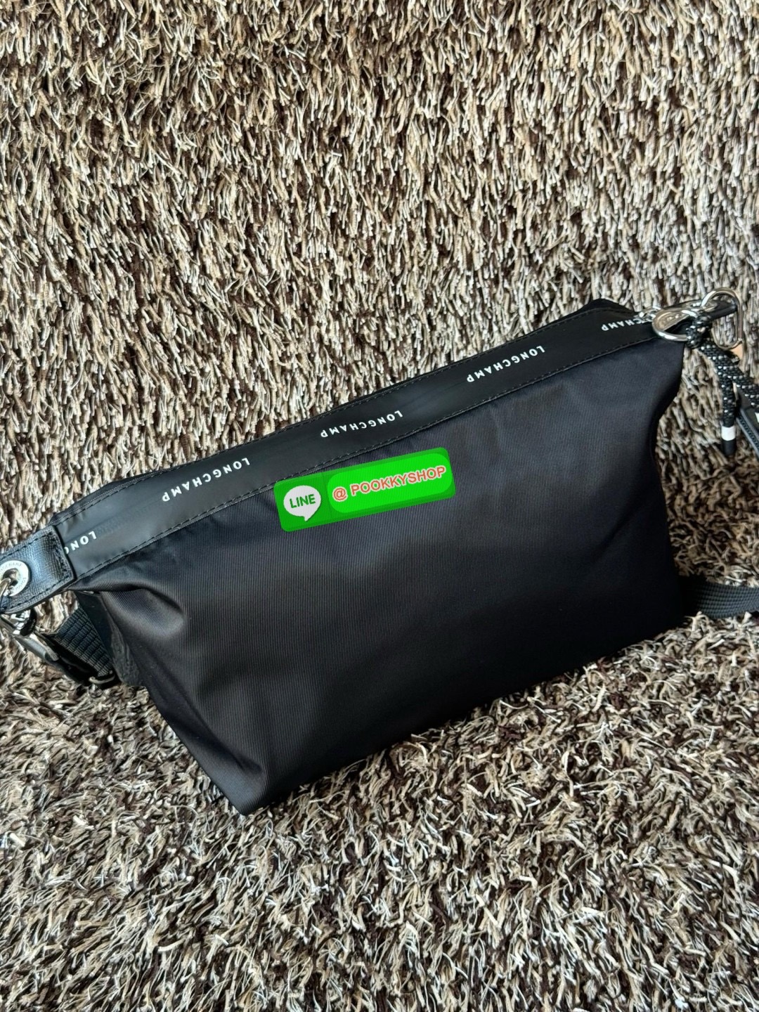 Longchamp LE PLIAGE ENERGY M YOGA BAG คอลเลกชั่นสุดเก๋ของ Longchamp ที่ซึ่งเป็นอีกหนึ่งแฟชั่นมาบรรจบกับกีฬา ออกแบบด้วยรูปแบบการเคลื่อนไหว ประสิทธิภาพ และความทนทานที่หลากหลาย ผลิตด้วยผ้าโพลีเอไมด์รีไซเคิลที่ผ่านการรับรอง ECONYL หัวซิปกันน้ำ มีให้เลือกหลายส