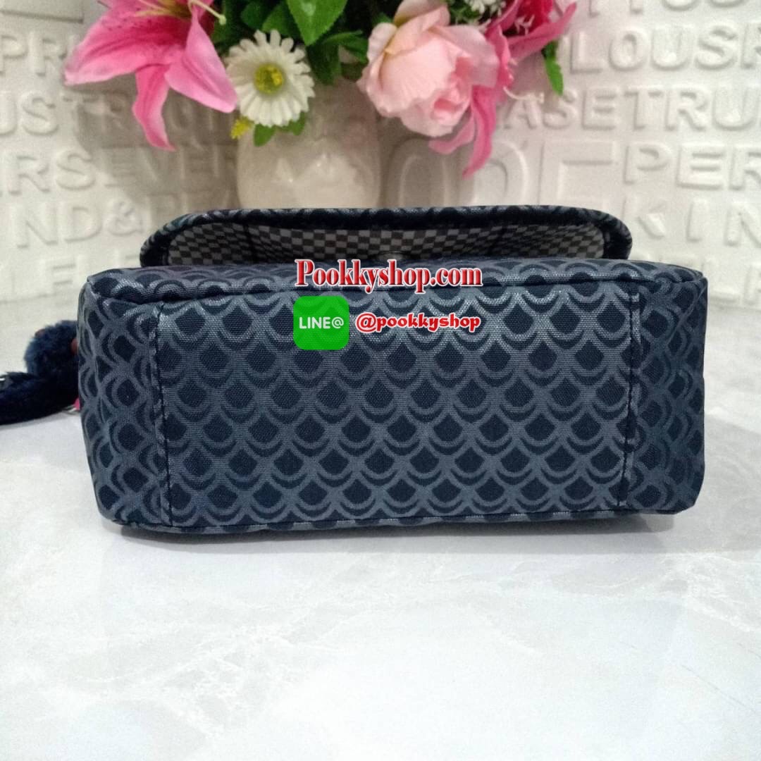 KIPLING SABIAN CROSSBODY MINI BAG กระเป๋าสะพายข้าง วัสดุ Nylon&Polyester 100% ขนาดเล็กกำลังน่ารัก เปิด-ปิดด้วยฝาปิดกระดุมแม่เหล็กและซิปแบรนด์ ด้านในทีแท็กแบรนด์ -ด้านหน้าฝาบนมี1ช่อง ขนาดตามโค้งฝาหน้า -ด้านหลังมีอีก 1 ช่องลึกถึงฐาน -ด้านในมี 1 ช่องหลัก เปิ