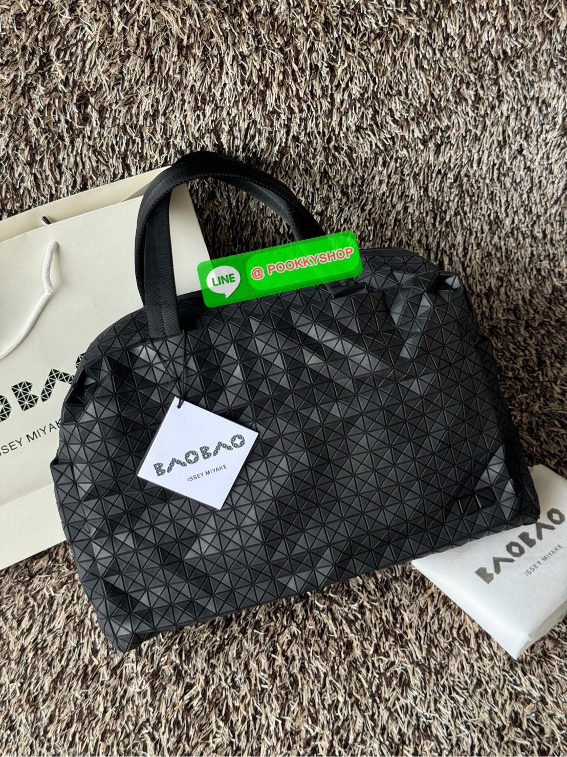 Baobao issey miyake cargo tote matte กระเป๋า CARGO สไตล์บอสตัน มีหูจับแบบบุหนา มีฐานกว้างใส่ได้เยอะ สาทารถใส่สัมภาระที่จำเป็นในการเดินทาง หรือมีพื้นที่จัดเก็บสิ่งของที่เราต้องใช้ในการทำงานด้วย เช่น โน้ตบุ๊ก สมุดจดบันทึก แฟ้มเอกสารต่าง ๆ ดีไซน์หรูดูสุภาพเร