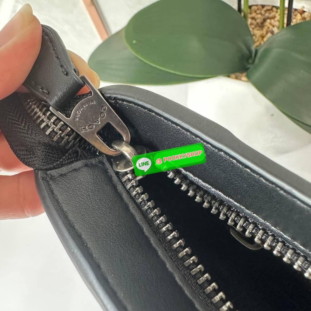 COACH F26068 CHARLES CROSSBODY IN SIGNATURE CANVAS WITH VARSITY STRIPE 🔖กระเป๋าสะพายและคอสบอดี้ โดดเด่นด้วยแทบตัดสีฟ้า 🔖วัสดุ:หนังแคนวาสตัดหนังแท้ 🔖เปิด-ปิดด้วยซิป ภายในมีช่องลับ 2 ช่อง มีช่องซิปแยก 🔖สายสะพายสามารถปรับระดับ